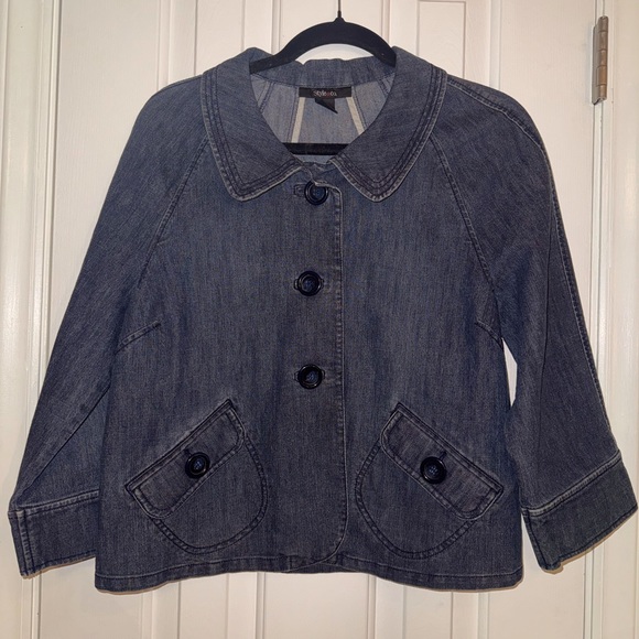 Style & Co Crop BlueJean Jacket with big buttons and has pockets, Size Medium - Picture 2 of 14